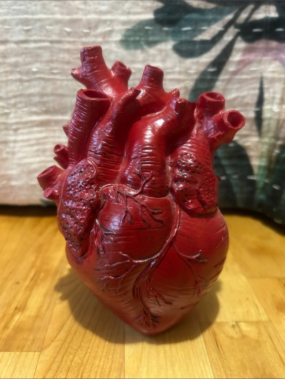 Anatomical heart vase